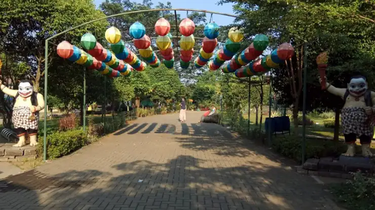 Terowongan Lampion Taman Andhang Pangrenan Purwokerto